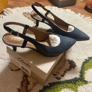 BNIB Clarks Artisan dark blue sling back kitten heels, Sage Ursa